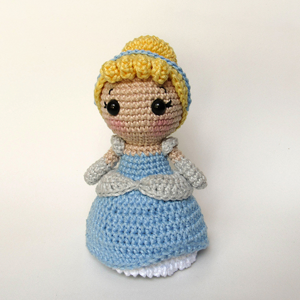 Cinderella - toy art amigurumi by Crochelandia